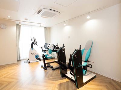 明るい運動設備のある部屋