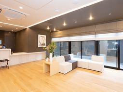モダンなラウンジエリア