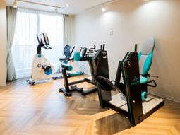 トレーニング機器の並ぶ部屋