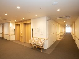 明るく清潔な廊下