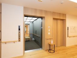 明るい廊下とエレベーター