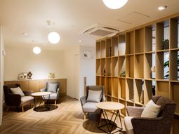 落ち着いた色合いのリビング