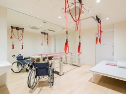 リハビリ用具備えた機能訓練室