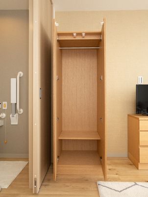 整理された木製クローゼット