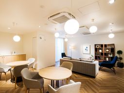 明るいラウンジの様子