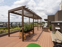 都市の景色を望むテラス