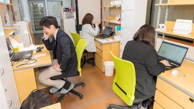 椅子に座るスタッフの様子