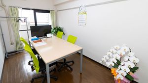 明るい居室の一角