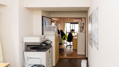 スタッフが作業する様子