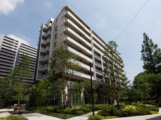 白い建物のきれいな外観