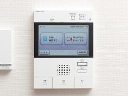 白色の壁に取り付けられた通信機器