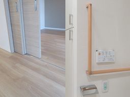 明るい廊下と介護用ハンドレール