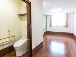 明るいトイレ付き居室