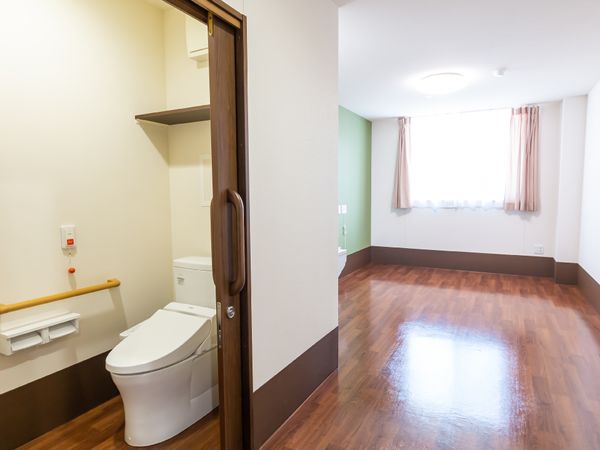 明るいトイレ付き居室