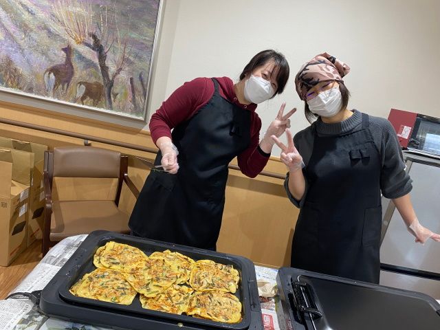 笑顔で料理するスタッフ 料理 スタッフが手作りの温かな料理を提供しており、和やかな雰囲気でのひと時をお過ごしいただけます。