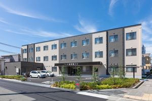 ゆとりある外観の建物