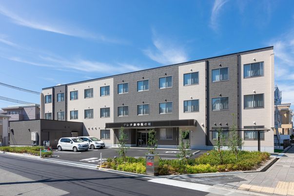 ゆとりある外観の建物