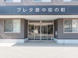 清潔感のある建物のエントランス