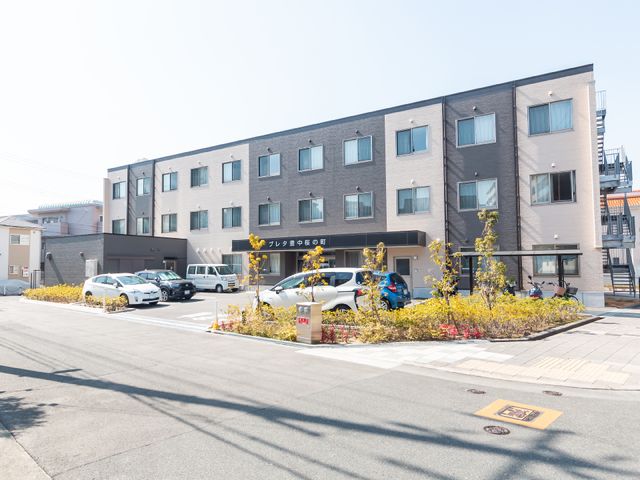 施設の外観 外観 明るくモダンなデザインの施設前には、手入れの行き届いた緑があり、快適な環境が広がっています。