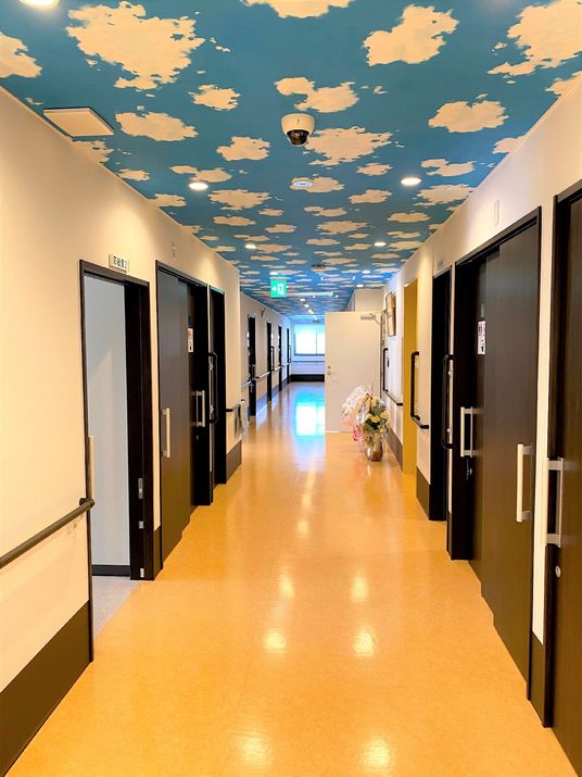 雲模様の天井が特徴的な廊下