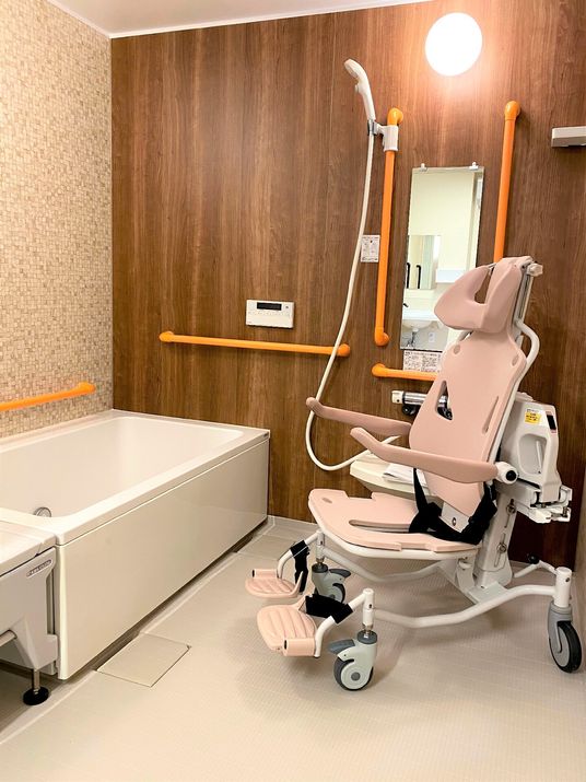 バリアフリー設計の浴室