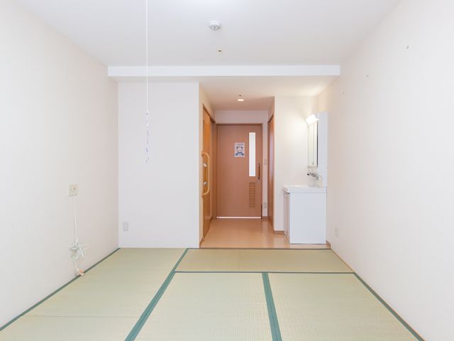 清潔な和室居室 居室 広々とした居室は、畳の香りが心地良く、落ち着いた雰囲気です。小さなキッチンまで備え、生活に必要な機能が整っています。