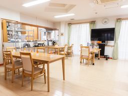 明るい食堂の様子