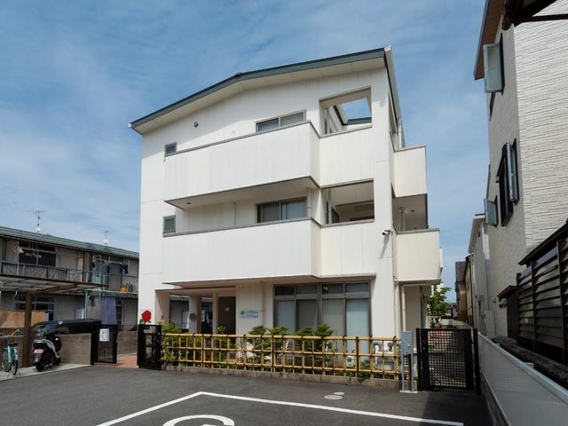 ケア施設の外観 外観 街中に立地するキレイな施設です。明るく開放的な環境で働くスタッフを募集しています。