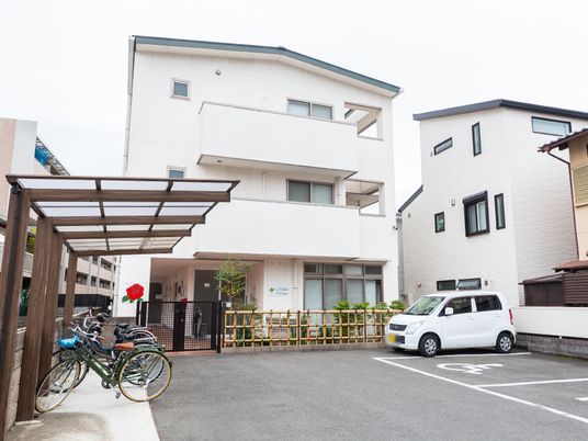 白い建物のエントランス