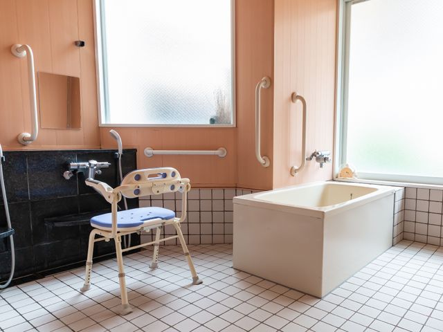 バリアフリー浴室設備 お風呂 安全に配慮された浴室で、手すりやシャワーチェアが設置され、安心してご利用いただけます。明るく清潔な環境が整備されています。