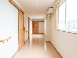 明るい廊下の光景