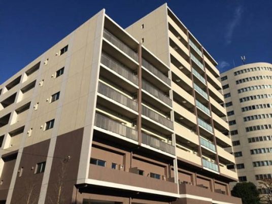 多階層のモダンな建物