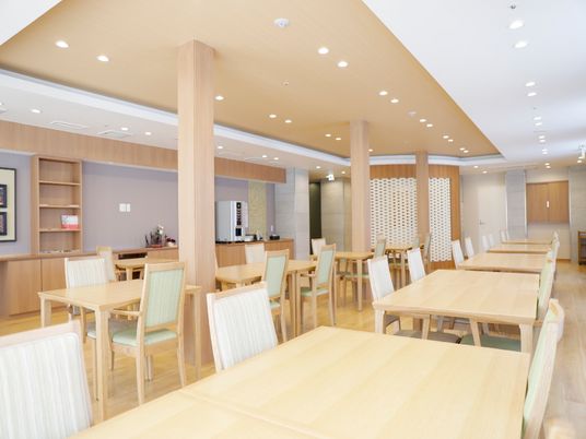 明るく広々とした食堂