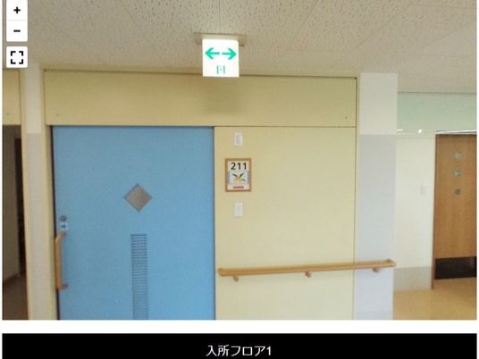 青い扉の廊下  