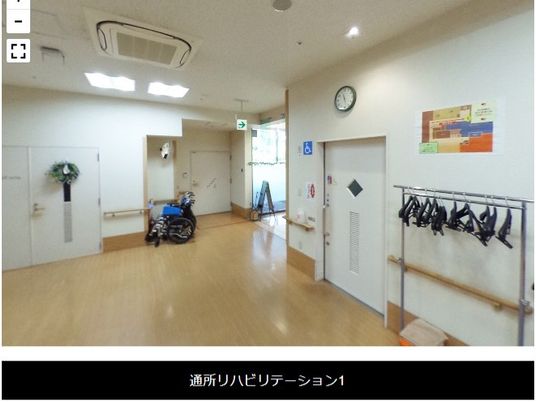 車椅子がある廊下  