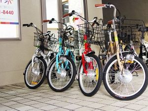 駐輪された自転車のある玄関先  