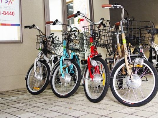 駐輪された自転車のある玄関先  