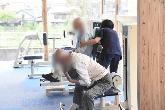 運動する施設利用者の様子