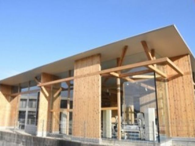 木の温もりがある外観 外観 自然豊かな環境に囲まれた建物は、木材を多用したデザインで心地よい雰囲気を提供します。