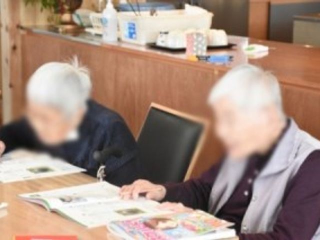 落ち着けるダイニングルーム ダイニングルーム シンプルなスタイルの座席で、ゆったりと過ごせる場所です。おしゃべりや趣味の時間を楽しめます。