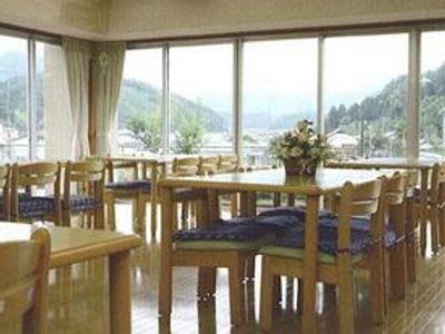 大きな窓のあるダイニングルーム