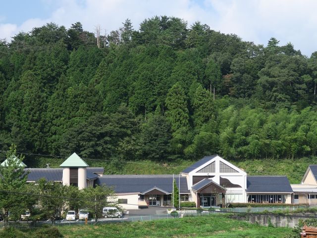 緑に囲まれた外観 外観 自然豊かな立地に位置し、四季折々の景観が楽しめます。静かな環境で働ける場です。