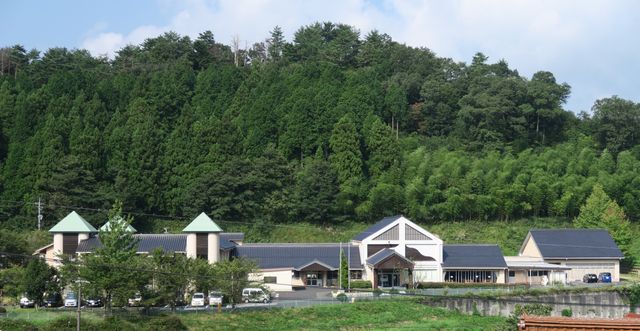 緑に囲まれた外観