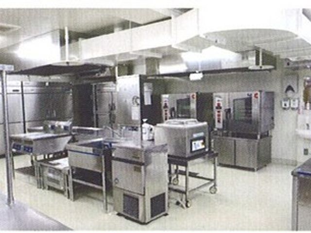 機能的なキッチン キッチン   広々とした調理空間で、効率的に作業が行えます。設備が整い、多様な料理の準備が可能です。