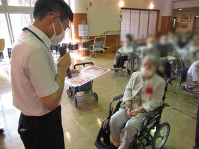 明るいラウンジ ラウンジ 自然光が入る広々としたラウンジでは、職員が入居者との交流を深めています。