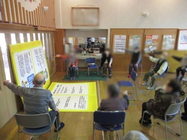 交流の場の室内 多目的室 多目的室では、皆さんが集まり交流を深めることができます。広々として落ち着ける空間です。