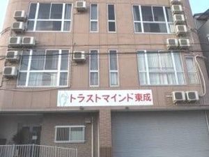 都会のシンプルな外観