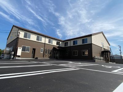 広々とした駐車場の建物