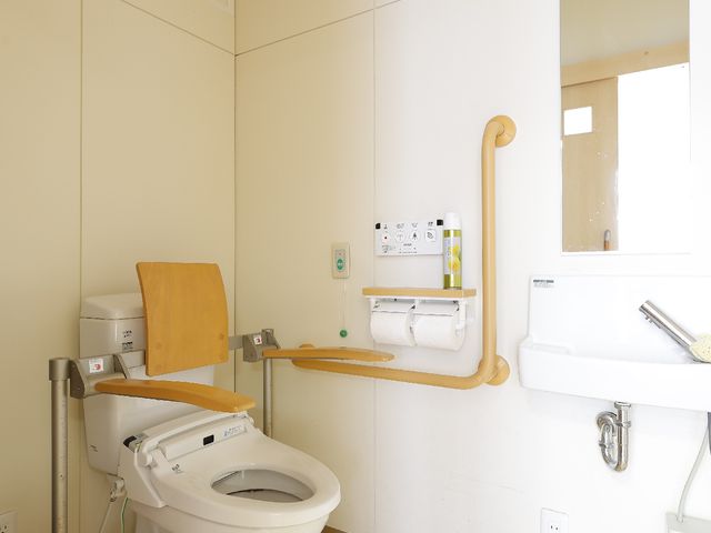 バリアフリー設計のトイレ トイレ 手すりや安全設計の配慮されたトイレスペースです。利用者の自立を支援する設備が整っておりますので、自信を持って就業をご検討ください。