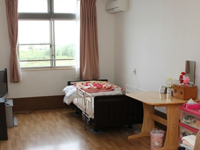 居心地の良い居室 居室 ゆとりある広さの個室で、必要な家具が整っており、個々のプライバシーが尊重された環境です。窓から自然光が入り、明るく落ち着いた雰囲気を感じさせます。